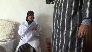 زوج عربي يزور طبيبة