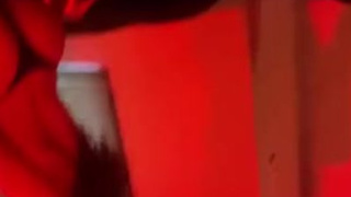 Hermosa rizada, labios carnosos