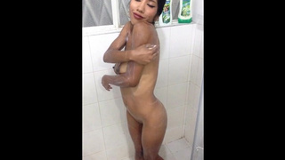 I masturbates my cunt in the shower and make a movie.