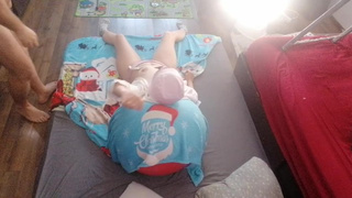 Massagem sensual de um casal gostoso com óleo no corpo. Preliminares no quarto com um casal amador.