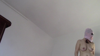 Amateurs-Ehefrau hat Spaß daran, Kleider anzuprobieren und abzuschneiden. Homemade-Ehefrau tanzt nackt